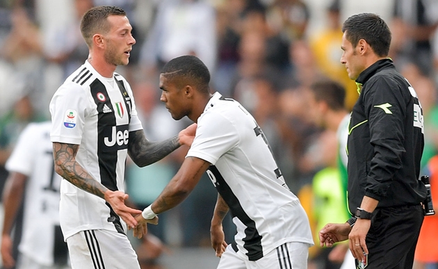 Juventus muốn đẩy Douglas Costa, Bernardeschi đến Man Utd - Bóng Đá