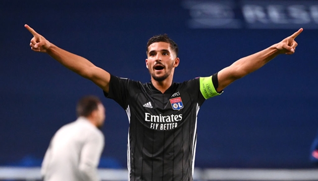 Houssem Aouar trong màu áo Lyon.
