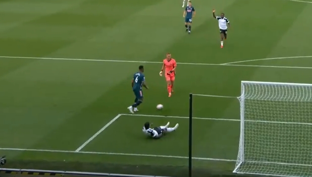 Tuy nhiên, cuối cùng, tiền đạo của Fulham đã không thể đánh bại được Bernd Leno.