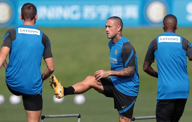 Alexis Sanchez để lộ bắp chân cực khủng trên sân tập của Inter Milan - Bóng Đá