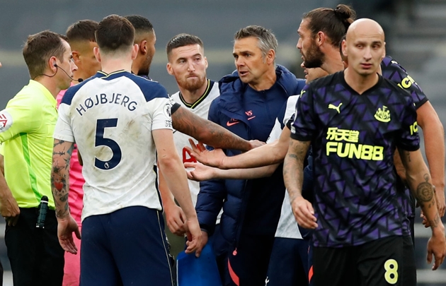 Tottenham coach handed fine and ban after VAR penalty protest - Bóng Đá