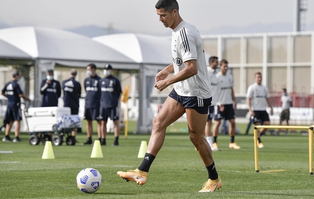 Ronaldo để lộ phụ kiện mới trên sân tập của Juventus - Bóng Đá