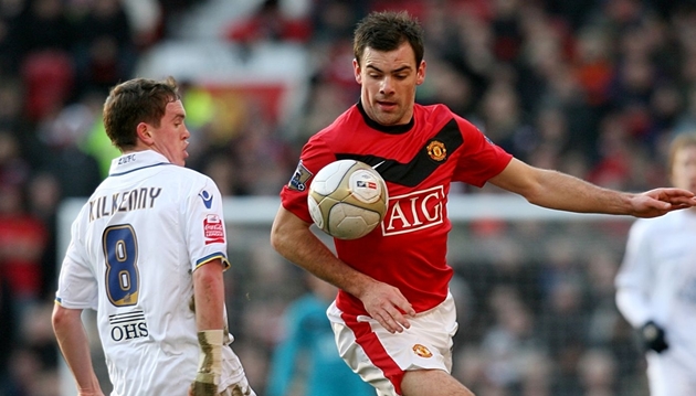 Rời Manchester United vào năm 2012, tiền vệ trung tâm Darron Gibson lần lượt khoác áo Everton, Sunderland, Wigan Athletic. Hiện tại, anh đang cống hiến cho Salford City.