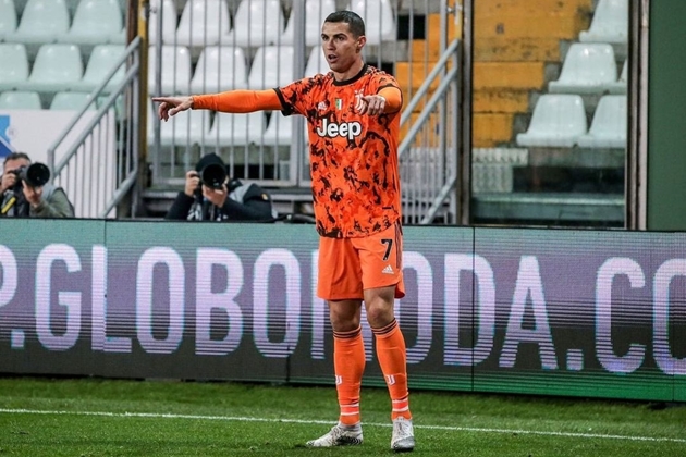 Ronaldo đánh đầu vào lưới Parma - Bóng Đá