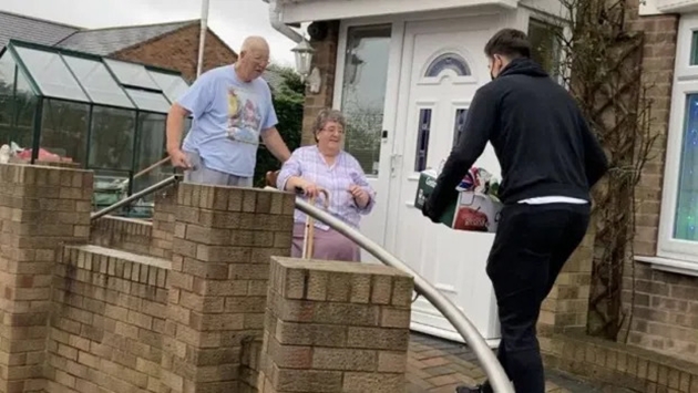 Man Utd captain Harry Maguire surprises elderly hometown residents with care packages and funds boyhood team’s kit - Bóng Đá