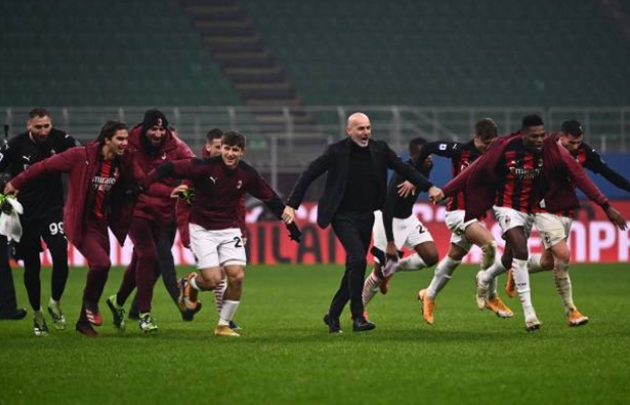 CĐV AC Milan ăn mừng - Bóng Đá