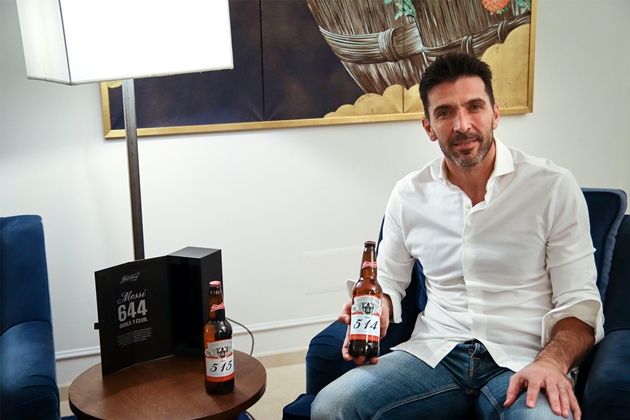 Budweiser sends custom bottles to goalkeepers to celebrate Messi's 644 goals - Bóng Đá