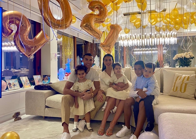 RON NIGHT STAND Cristiano Ronaldo celebrates New Year with Georgina Rodriguez and children as family welcome 2021 with gold balloons - Bóng Đá