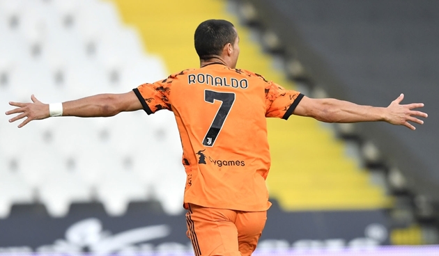 RON NIGHT STAND Cristiano Ronaldo celebrates New Year with Georgina Rodriguez and children as family welcome 2021 with gold balloons - Bóng Đá