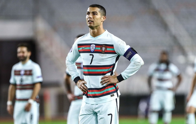 RON NIGHT STAND Cristiano Ronaldo celebrates New Year with Georgina Rodriguez and children as family welcome 2021 with gold balloons - Bóng Đá