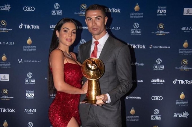 RON NIGHT STAND Cristiano Ronaldo celebrates New Year with Georgina Rodriguez and children as family welcome 2021 with gold balloons - Bóng Đá