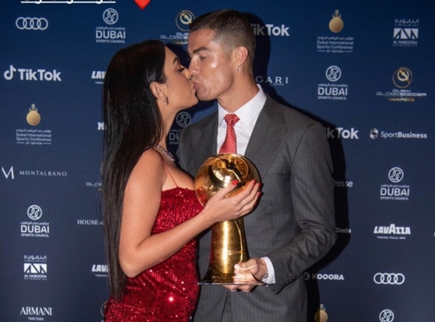 RON NIGHT STAND Cristiano Ronaldo celebrates New Year with Georgina Rodriguez and children as family welcome 2021 with gold balloons - Bóng Đá