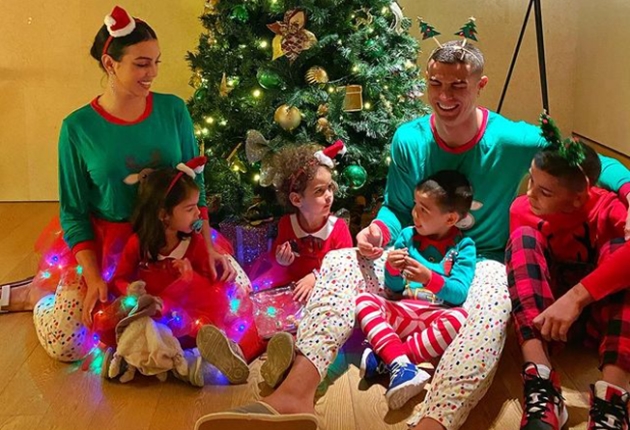 RON NIGHT STAND Cristiano Ronaldo celebrates New Year with Georgina Rodriguez and children as family welcome 2021 with gold balloons - Bóng Đá