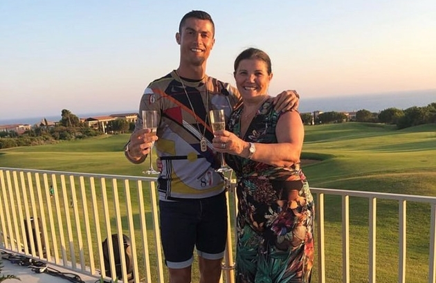RON NIGHT STAND Cristiano Ronaldo celebrates New Year with Georgina Rodriguez and children as family welcome 2021 with gold balloons - Bóng Đá