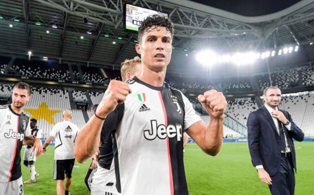 RON NIGHT STAND Cristiano Ronaldo celebrates New Year with Georgina Rodriguez and children as family welcome 2021 with gold balloons - Bóng Đá