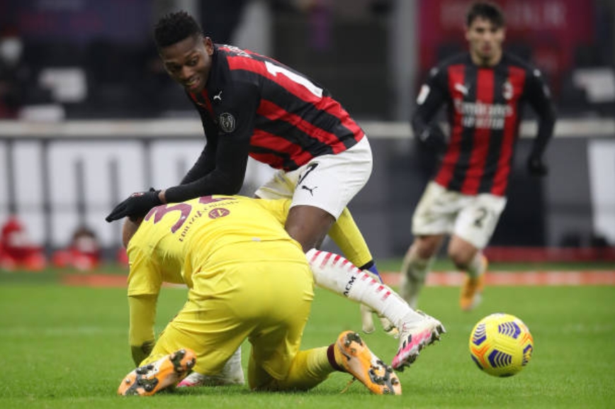 Rafael Leao bị phạm lỗi trong vòng cấm, Milan mất penalty, thủ môn nhận thẻ đỏ - Bóng Đá