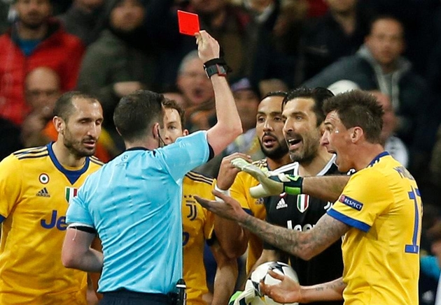 Michael Oliver rút thẻ đỏ với Gianluigi Buffon.