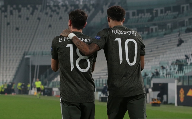 Bruno Fernandes ăn mừng sau bàn thắng của Rashford - Bóng Đá