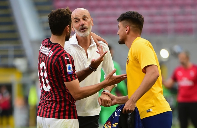 HLV Milan gửi "chiến thư" đến Man Utd