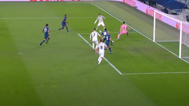 Ronaldo nổi điên với đồng đội - Bóng Đá