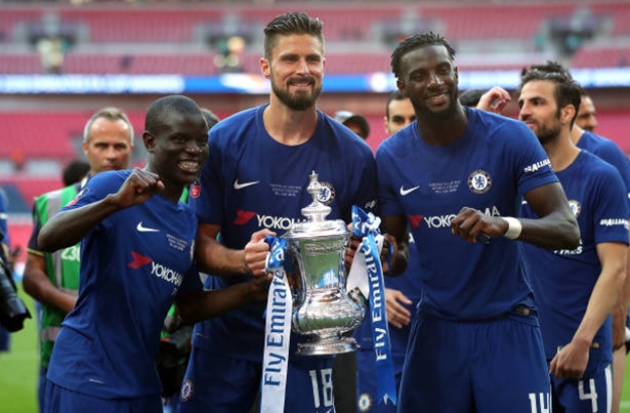Chelsea nhận gạch đá sau khi đòi 16 triệu bảng cho "người thừa"