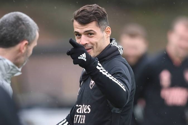 Granit Xhaka cũng cảm thấy rất vui vẻ khi nói chuyện với các đồng đội.