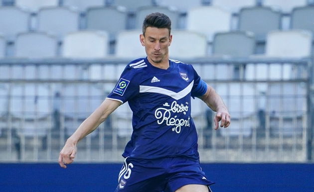 7. Laurent Kolscielny: Ở tuổi 35, cựu thủ quân Arsenal hiện vẫn đang cống hiến cho Girondins de Bordeaux tại Ligue I.