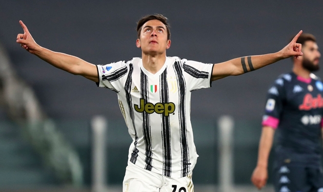 Paulo Dybala chạy thật nhanh đến cột cờ phạt góc, 2 tay anh dang rộng, mắt ngước lên trời.