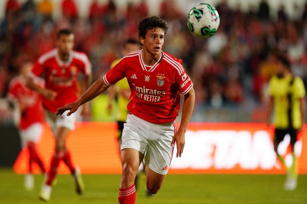 Chelsea cạnh tranh với Manchester United vì 'Enzo Fernandez mới' - Bóng Đá