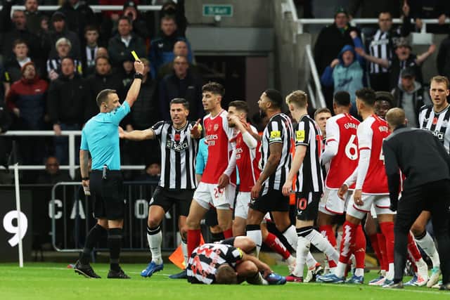 VAR tiết lộ lý do Bruno Guimaraes không bị đuổi trong trận đấu Arsenal - Bóng Đá