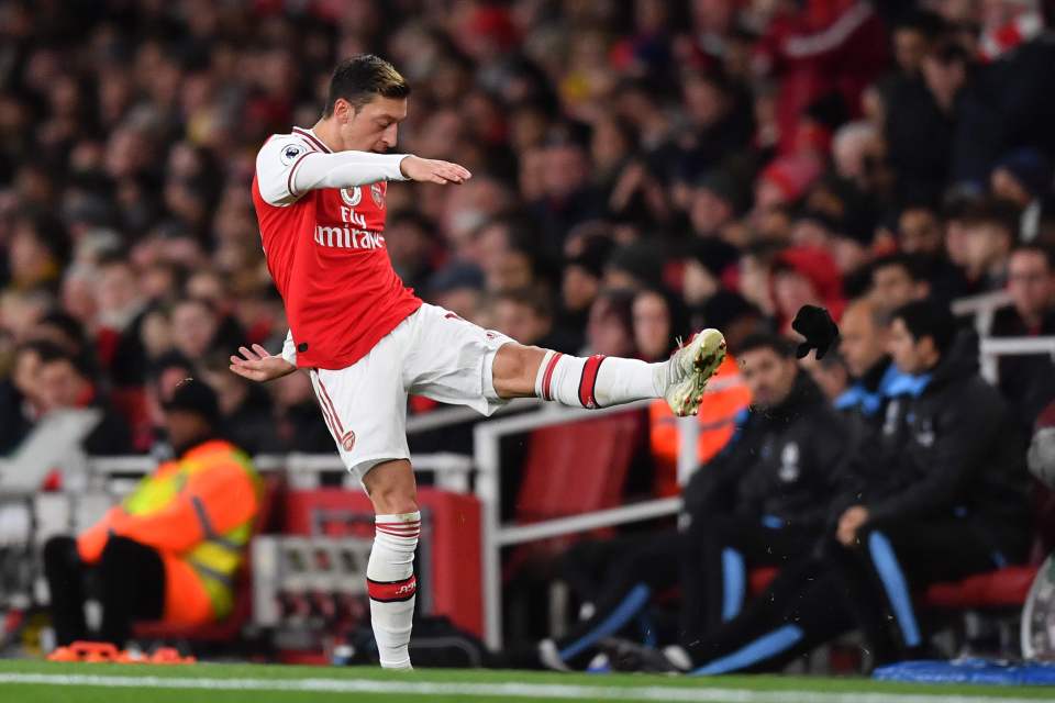 Martin Keown accuses Arsenal star Mesut Ozil of feigning injury to avoid being dropped - Bóng Đá