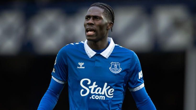 Newcastle muốn mượn Amadou Onana