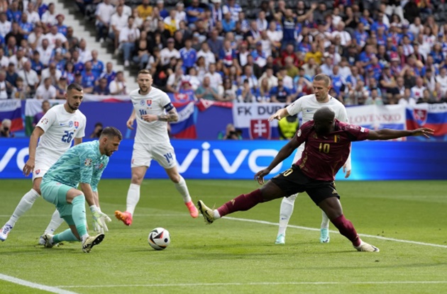 Pha xử lý 'đi vào lòng đất' của Lukaku