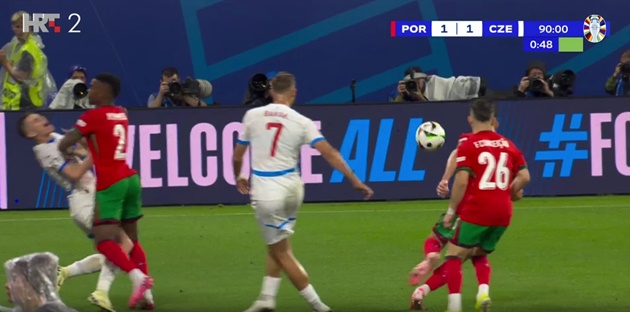 Tranh cãi ở bàn thắng ấn định tỷ số 2-1 của Bồ Đào Nha