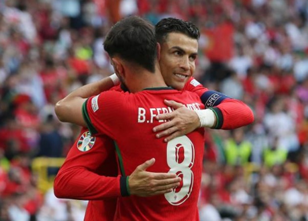 Ronaldo hóa 'độc cô cầu bại' ở EURO