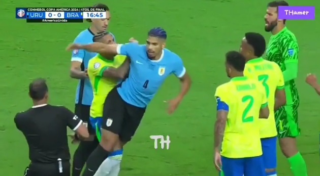 Rodrygo bị triệt hạ; Raphinha ‘xử’ luôn Araujo trả thù cho Endrick