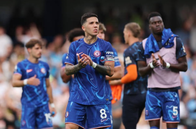 Chelsea bị mắng là 'đội bóng hài kịch' khi để Enzo mang băng đội trưởng