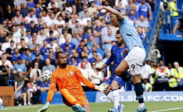 Cucurella muối mặt vì dám thách thức Haaland