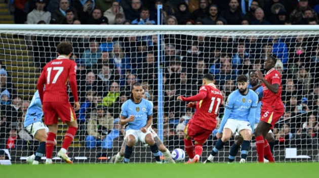 Pep vừa trách móc, Nathan Ake 'kiến tạo' luôn cho Salah mở tỷ số
