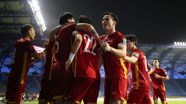 Ảnh bài viết Đội tuyển Việt Nam thăng tiến trên bảng xếp hạng FIFA; Tấn Trường tri ân thầy Park