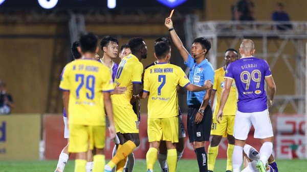 Bóng đá Việt Nam: Thắng không sao, thua chỉ trích trọng tài - Bóng Đá