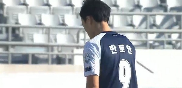Văn Toàn đá chính tại K-League 2; 