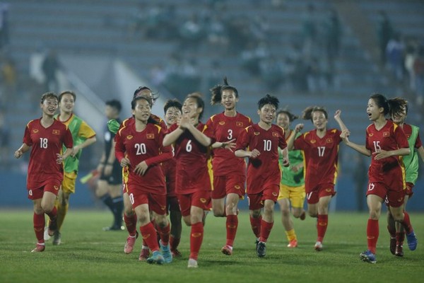 CLB V-League bị phạt tiền tỷ; U23 Việt Nam cấm cửa truyền thông - Bóng Đá