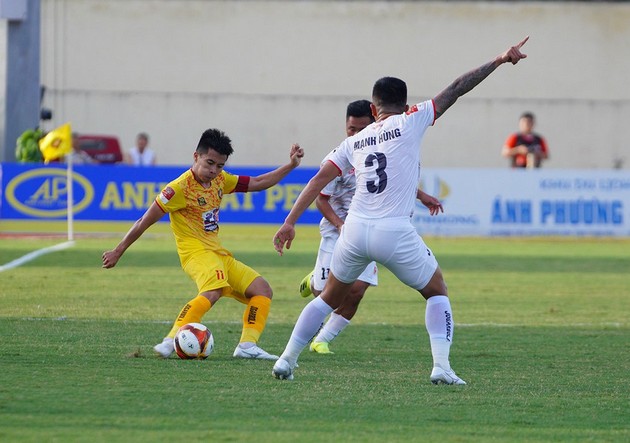 Văn Hậu được bênh vực sau pha thúc cùi chỏ; HLV cá tính chỉ thẳng nhà vô địch V-League - Bóng Đá