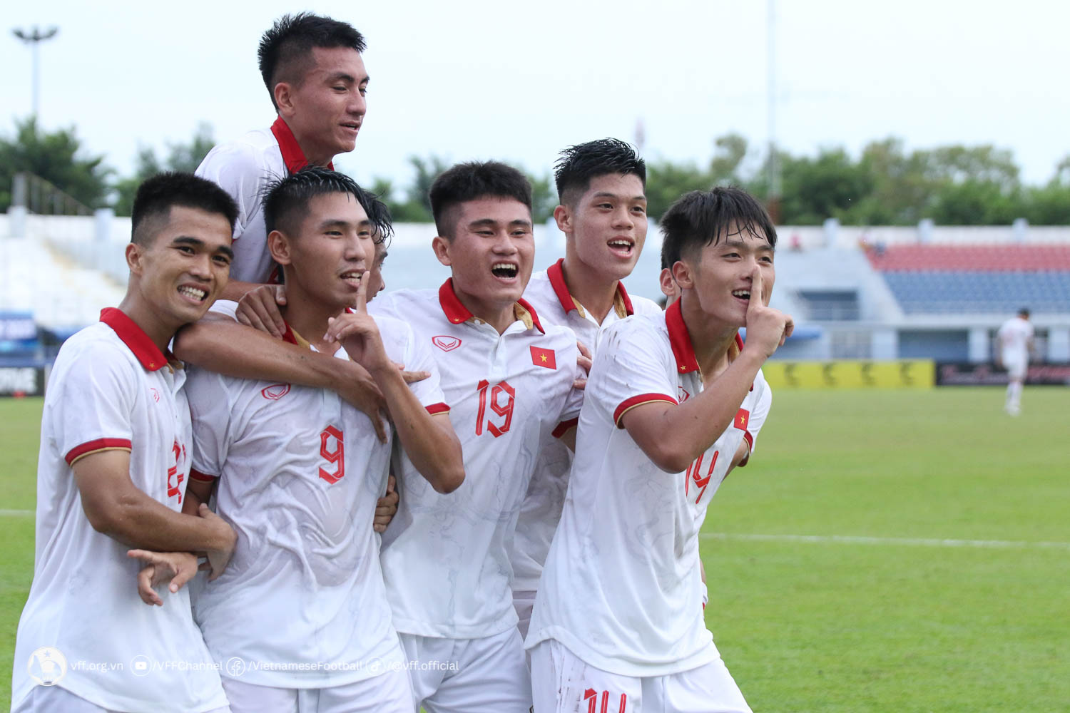 CĐV ĐNÁ gọi tên Indonesia sau chiến thắng của U23 Việt Nam; HLV Thanh Hóa viết tâm thư xúc động