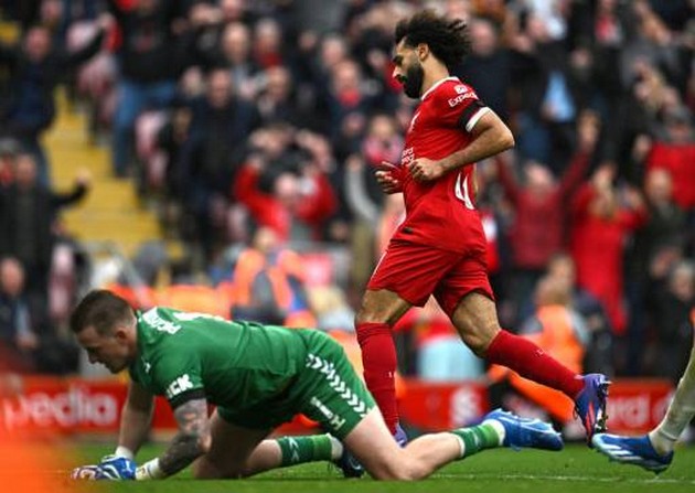 Mohamed Salah lập cú đúp giúp Liverpool đánh bại Everton.