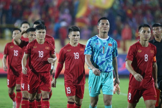Báo Trung Quốc xấu hổ vì cầu thủ đội nhà; Tuấn Hải 'chung mâm