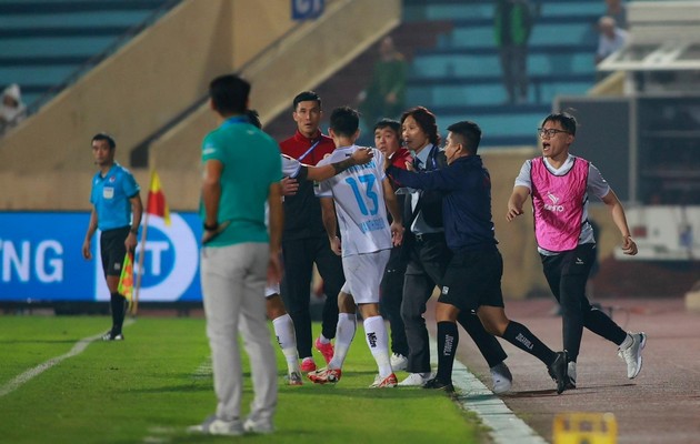 HLV Khánh Hòa từ chức; Hình ảnh xấu xí tại V-League lên báo quốc tế - Bóng Đá