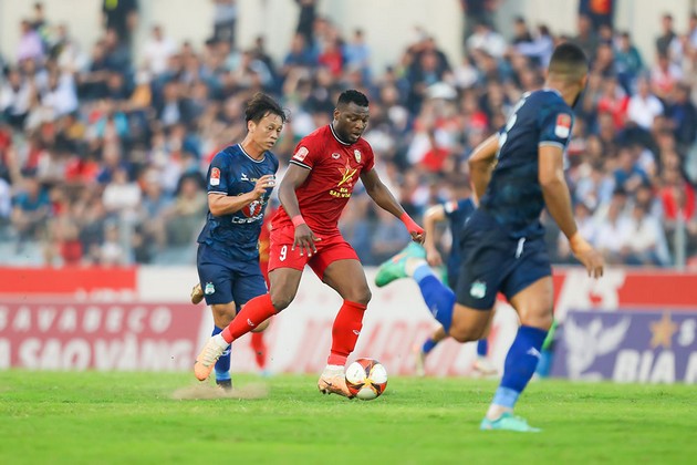 Vòng 10 V-League: Chung kết đỉnh, đáy; Kiatisuk tiếp tục 'tuần trăng mật' - Bóng Đá