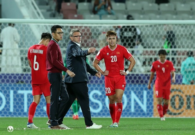 Liên tục chê bóng đá Việt Nam với quốc tế, HLV Troussier đang tự làm khó mình - Bóng Đá